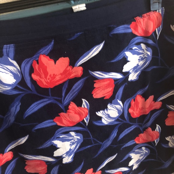 Pencil skirts old navy. Very comfy - Picture 2 of 4